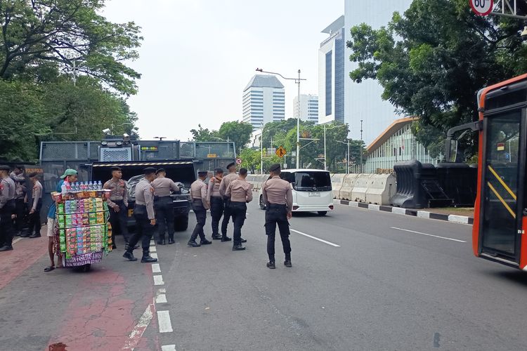 Jelang Aksi Dukungan MBG, Arus Lalu Lintas di Medan Merdeka Selatan Masih Lancar