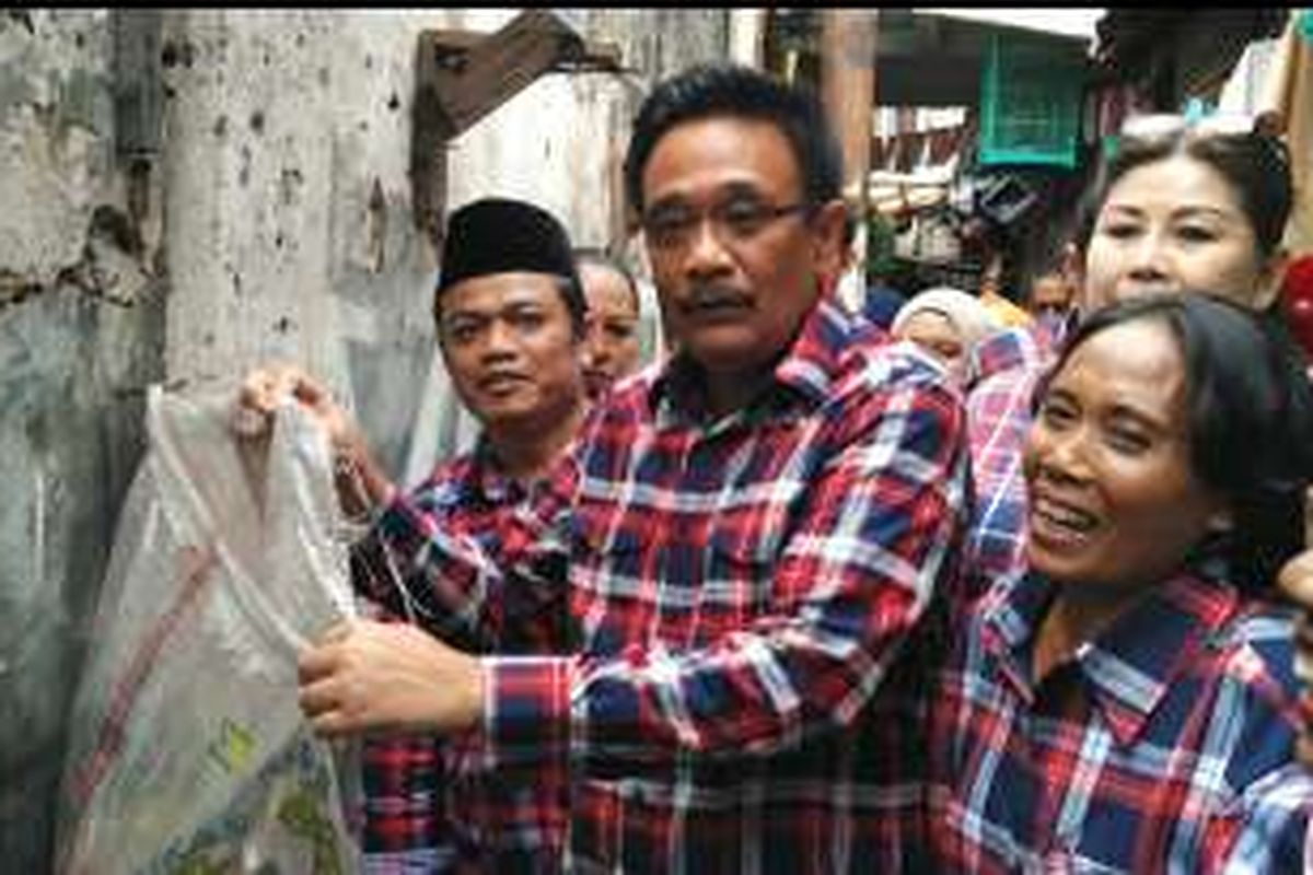 Calon wakil gubernur DKI Jakarta Djarot Saiful Hidayat melihat karung beras bekas yang digunakan warga RT 10 RW 01 Kelurahan Slipi, Palmerah, Jakarta Barat, untuk membuang sampah, Kamis (24/11/2016).
