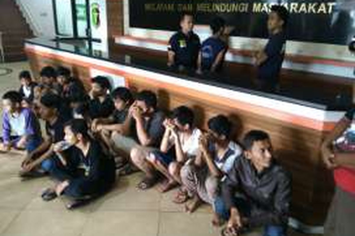 Polisi mengamankan 16 saksi dalam kasus tawuran di Cipinang, Jakarta Timur. Satu di antaranya Us (19) yang mengenakan baju tahanan (berdiri di belakang foto) ditetapkan sebagai tersangka. Senin (2/5/2016)