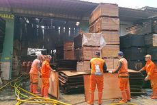 Belasan Jam Berlalu, Pemadaman Gudang Tripleks di Duren Sawit Akhirnya Tuntas