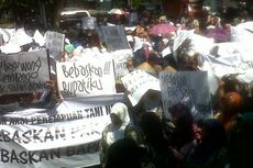 Bupati Rembang Diadili, Ratusan Warga Datangi Pengadilan Tipikor