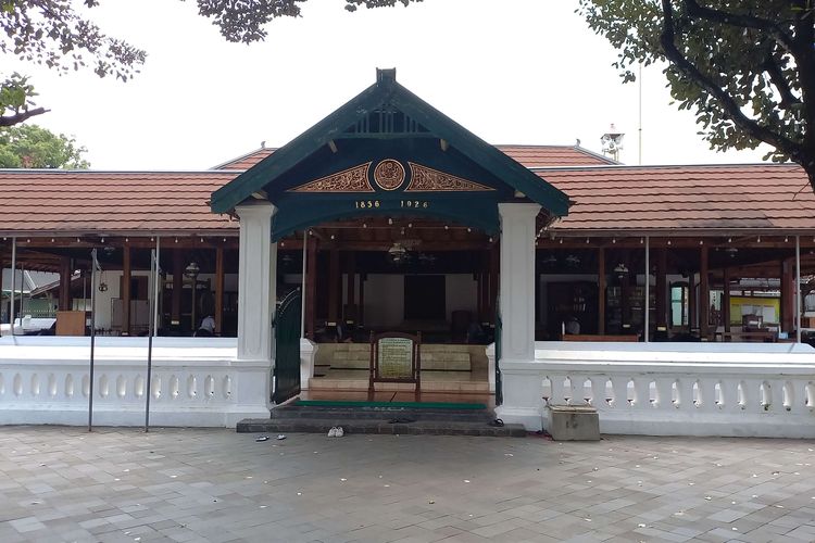 Suasana gerbang utama Masjid Gedhe Mataram Kotagede, Yogyakarta, Jumat (15/4/2022).