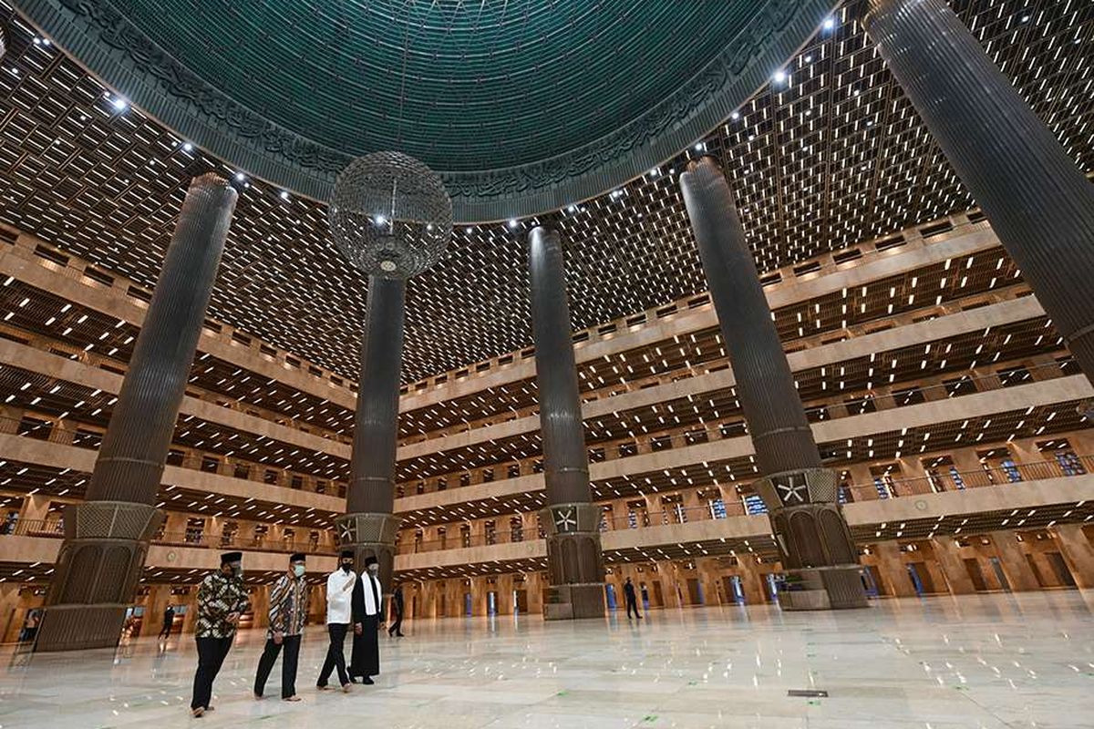 Presiden Joko Widodo meninjau Masjid Istiqlal yang telah usai direnovasi, Jakarta, Kamis (7/1/2021). Renovasi ini merupakan yang pertama sejak 42 tahun lalu, dengan menghabiskan waktu 14 bulan untuk merampungkan proses renovasi.