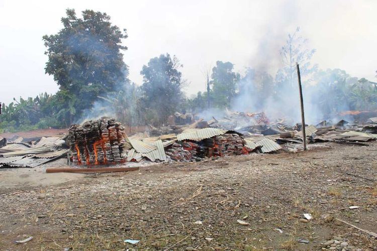 Kondisi dua rumah yang dibakar oleh KKB di Distrik Dekai, Kabupaten Yahukimo, Papua, Selasa (17/8/2021)