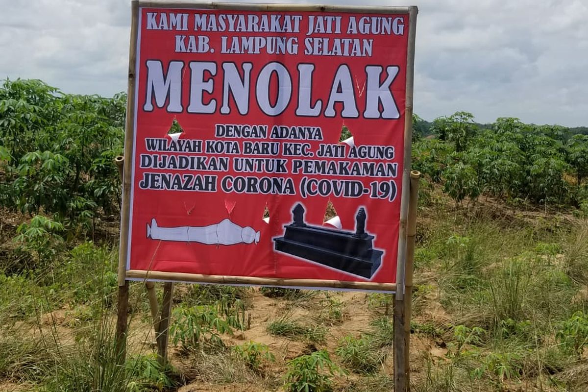 Spanduk penolakan warga Jati Agung wilayahnya dijadikan lokasi pemakaman jenazah pasien covid 19. (Foto: Istimewa)