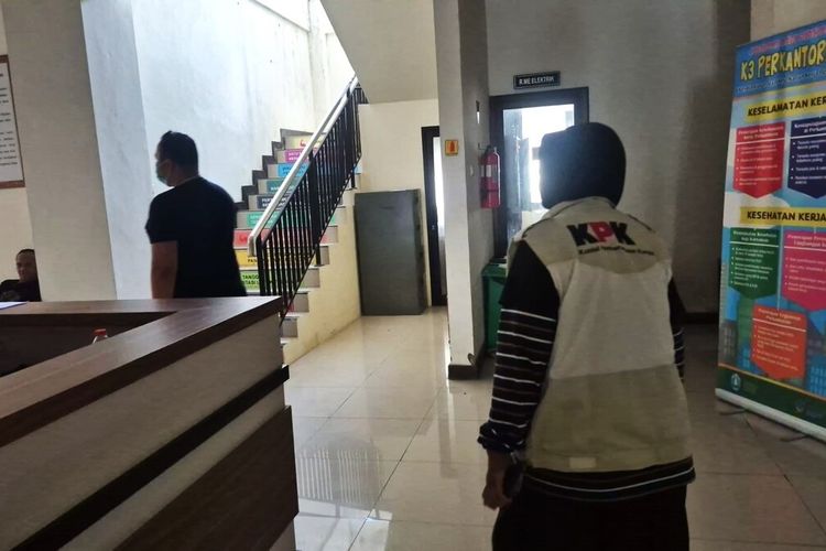 KPK Geledah Gedung Terpadu Ponorogo 8 Jam, Kadindik Lewat Pintu Belakang dan Kadinkes Bertahan di Ruangan