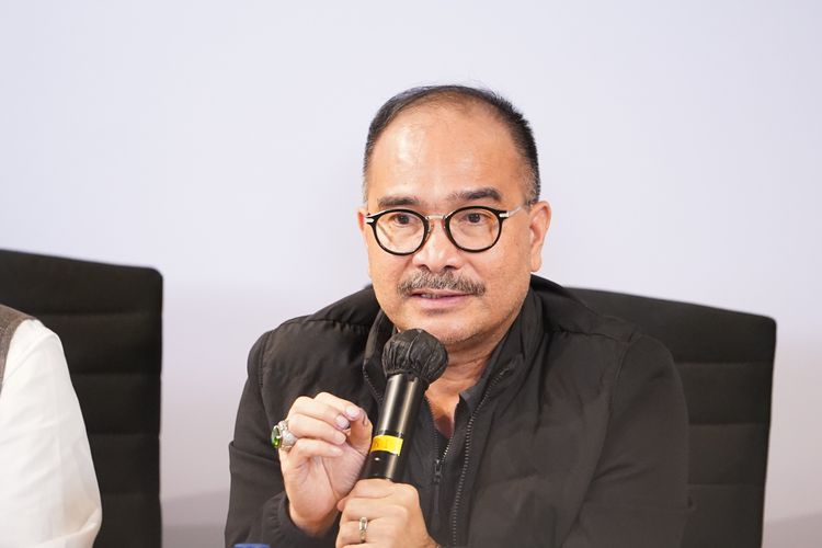 Wakil Deputi Hukum TPN Ganjar-Mahfud, Firman Jaya Daeli saat konferensi pers di Media Center TPN, Jalan Cemara, Jakarta Pusat, Jumat (16/2/2024).