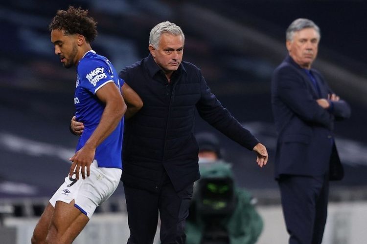 Jose Mourinho berada di pinggir lapangan dalam laga Tottenham vs Everton pada lanjutan pekan ke-33 Liga Inggris yang digelar di Tottenham Hotspur Stadium, Selasa (7/7/2020) dini hari WIB.