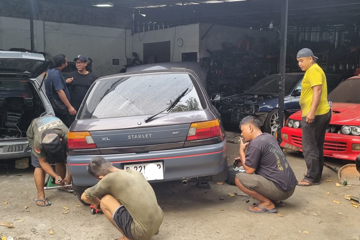 Toyota Starlet sedang servis di Depok Auto Care