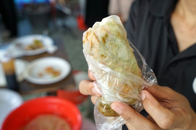 Popiah merupakan makanan khas masyarakat Tionghoa. Bahan pembuatnya mirip dengan lumpia khas Semarang. Popiah terbuat dari sayur-sayuran seperti tauge, selada, wortel dan tahu. Selain itu ditambah juga dengan campuran daging kepiting dan irisan bengkoang, sebagai pengganti rebung yang sulit ditemukan di Singapura. 