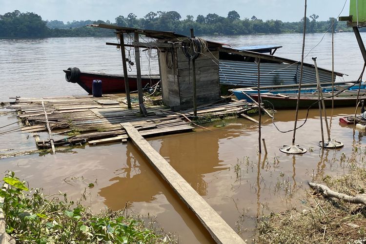 Salah satu jamban di hilir Sungai Kapuas, Kalimantan Barat, Jumat (26/9/2025). 