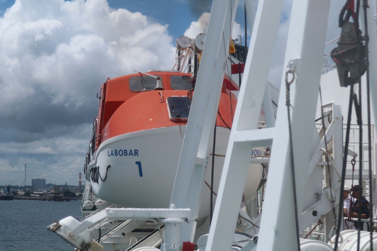 Salah Satu Sekoci KM. Labobar, Kelengkapan Keselamatan Kapal Yang Harus Ada di Semua Kapal Yang Melakukan Pelayaran. KM. Labobar Akan Berlayar dari Balikpapan-Surabaya di Pelabuhan Semayang, Balikpapan, Kalimantan Timur, Sabtu (17/6/2017)