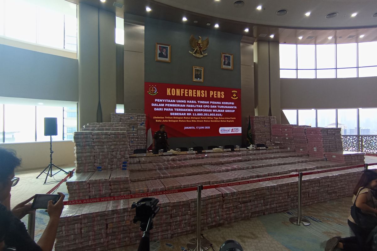 Penampakan uang sitaan kasus korupsi ekspor CPO dari Wilmar Group saat ditampilkan oleh Kejaksaan Agung, Jakarta, Selasa (17/6/2025). Wilmar Group milik siapa? Kata Media Asing soal Tumpukan Uang Rp 11,8 Triliun PT Wilmar Group yang Disita Kejagung