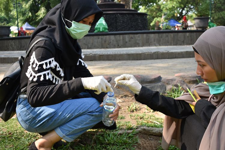Anggota Forum Anak Solo menggelar aksi pungut puntung rokok di Taman Monjari, Banjarsari, Solo pada 2021. Ini bagian dari upaya anak-anak untuk menyuarakan penegasan pengawasan terhadap pemberlakuan Perda Nomor 9 tahun 2019 tentang KTR.