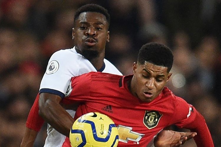 Marcus Rashford dan Serge Aurier berduel memperebutkan bola pada pertandingan Manchester United vs Tottenham Hotspur dalam lanjutan Liga Inggris di Stadion Old Trafford 4 Desember 2019. 