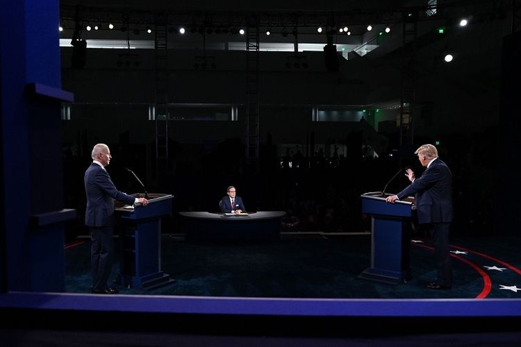 Calon Presiden Partai Republik Presiden Petahana Donald Trump berdebat dengan Calon Presiden Partai Demokrat mantan Wakil Presiden Joe Biden di kampus Universitas Case Western Reserve, Cleveland, Ohio, Selasa malam (29/09/2020)