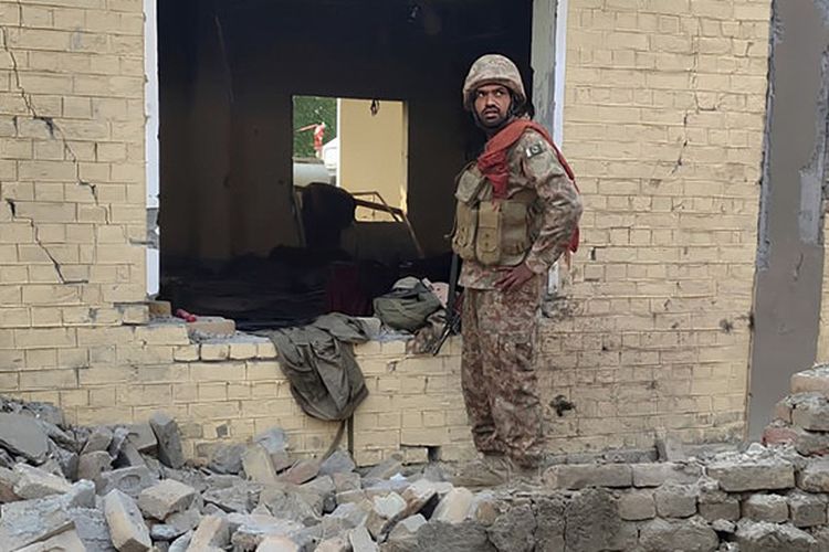 Seorang prajurit angkatan darat memeriksa kerusakan di lokasi pengeboman di kantor polisi di pinggiran Dera Ismail Khan, Pakistan, pada Selasa (12/12/2023).