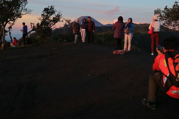 Wisatawan tengah mengabadikan momen-momen matahari terbit berlatar belakang Gunung Semeru dari Puncak B29, Desa Argosari, Kecamatan Senduro, Kabupaten Lumajang, Jawa Timur, Selasa (11/4/2017). Pemandangan yang ditawarkan dari Puncak B29 adalah Gunung Bromo, Batok, Lemongan, Raung, Semeru, dan Argopuro.