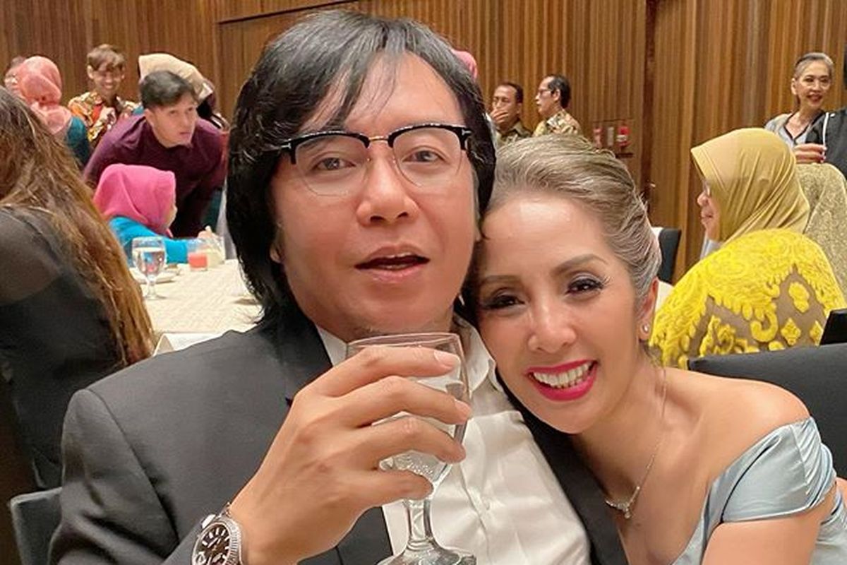 Artis musik Ari Lasso bersama istrinya, Vita