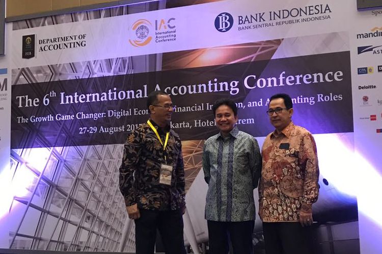 Deputi Gubernur Senior Bank Indonesia (BI) Mirza Adityaswara (tengah) pada seminar internasional The 6th International Accounting Conference di Hotel Tentrem Yogyakarta, Senin (28/8/2017).