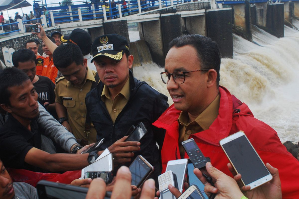 Gubernur DKI Jakarta Anies Baswedan bersama Wali Kota Bogor Bima Arya Sugiarto usai mengecek Bendungan Katulampa untuk membahas kerjasama penanganan masalah banjir antar kedua pemerintahan itu, Senin (12/2/2018). 