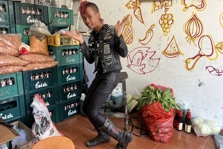 Fashion punk bukan sekadar gaya. Dari jaket kulit hingga mohawk, tiap item punya makna identitas, ekspresi, dan semangat kemandirian.