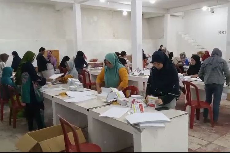 Suasana pelipatan surat suara di gudang logistik KPU Pangkalpinang, Bangka Belitung, Rabu (3/1/2023).