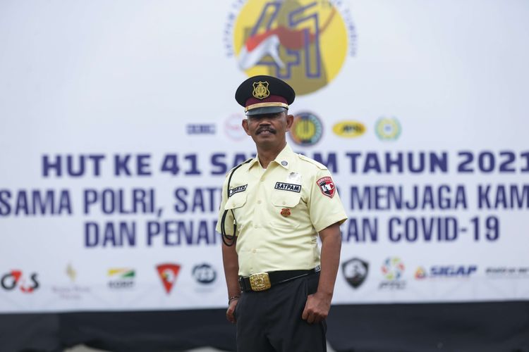 Seragam Satuan Pengamanan (Satpam) warna krem dikenalkan dalam acara HUT ke-41 Satpam di Lapangan Bhayangkara, Mabes Polri, Jakarta, Rabu (2/2/2022). Kepolisian Negara Republik Indonesia (Polri) mengubah warna seragam Satuan Pengamanan (Satpam) dari warna cokelat muda ke warna krem.