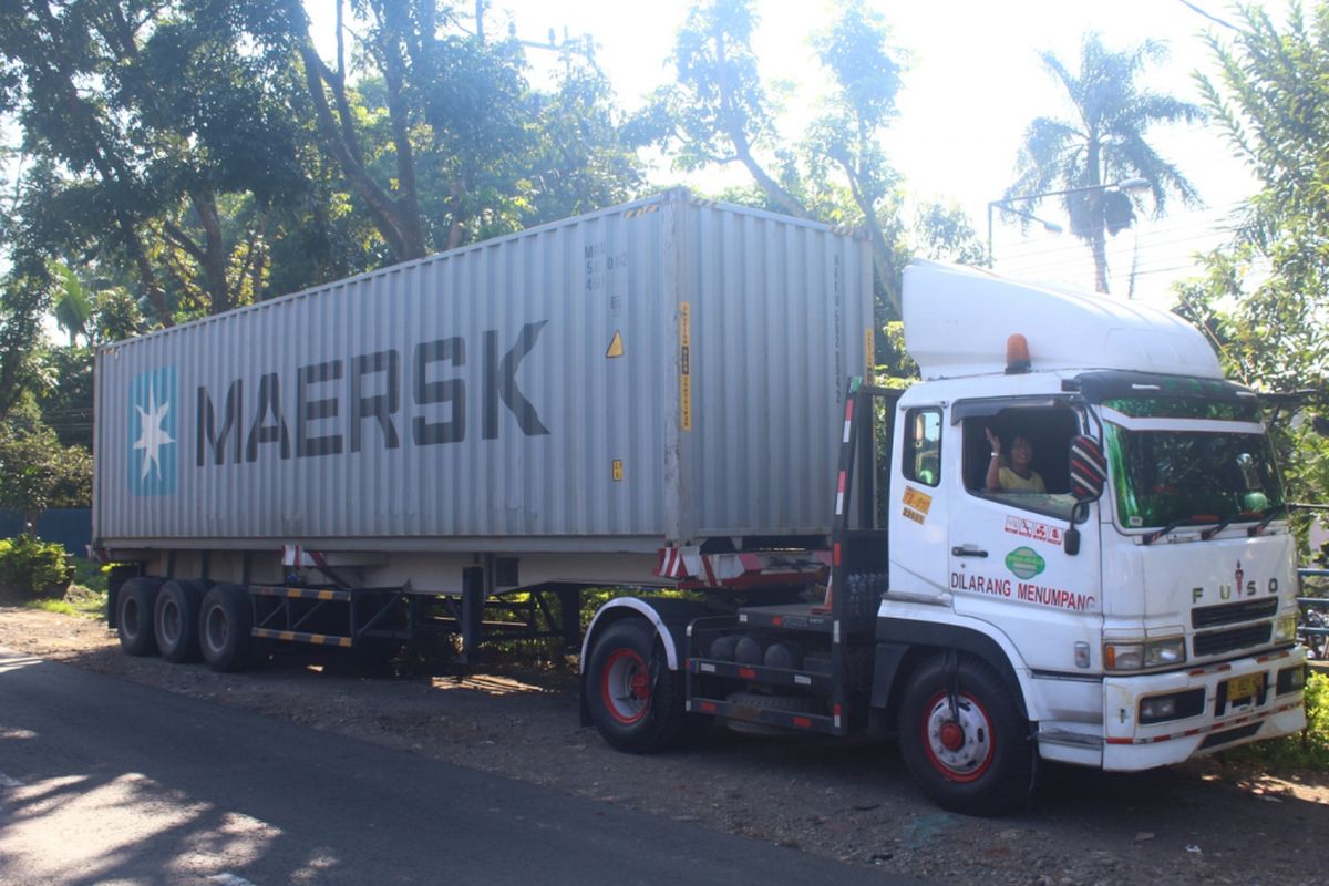 Imah Suswanti bersiap untuk melanjutkan pekerjaanya menjadi sopir truk trailer di Jalan Raya Lawang, Kabupaten Malang, Jumat (20/4/2018)