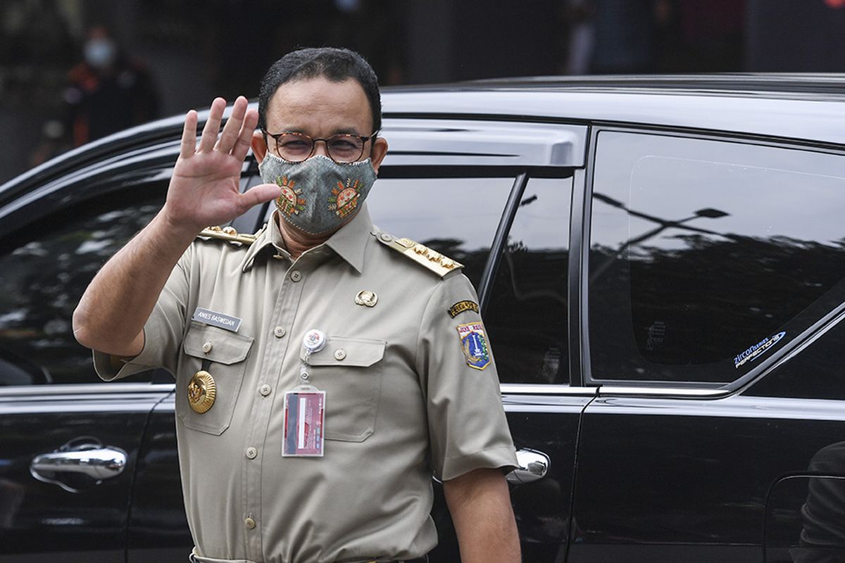 Gubernur DKI Jakarta Anies Baswedan tiba di Mapolda Metro Jaya, Jakarta, Selasa (17/11/2020). Gubernur DKI Jakarta Anies Baswedan dipanggil pihak kepolisian untuk dimintai keterangan terkait pelanggaran protokol kesehatan pada acara Maulid Nabi di Petamburan, Jakarta Pusat yang menimbulkan kerumunan.