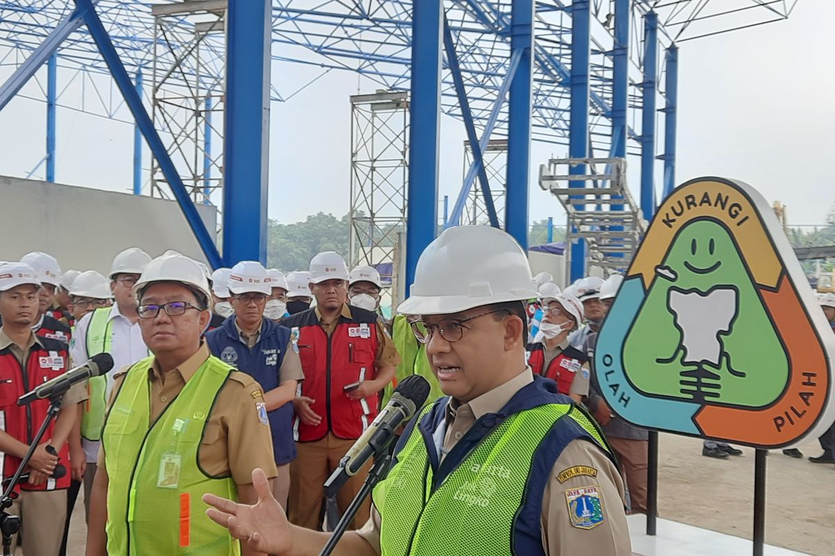 Gubernur DKI Jakarta Anies Baswedan soft launching pembangunan mesin pengolah sampah refuse-derived fuel (RDF) plant di Tempat Pengolahan Sampah Terpadu (TPST) Bantargebang, Kota Bekasi, Senin (10/10/2022).