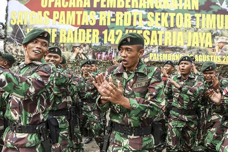 Ratusan prajurit TNI AD dari Batalyon Infanteri Raider 142/Ksatria Jaya meneriakkan yel yel usai mengikuti upacara pemberangkatan Satgas Pamtas RI-RDTL Sektor Timur di Pelabuhan Boom Baru Palembang, Sumatera Selatan, Rabu (28/8/2019). Sebanyak 400 orang prajurit TNI AD dari Batalyon Infanteri Raider 142/Ksatria Jaya, Jambi diberangkatkan untuk pengamanan perbatasan negara Republik Indonesia-Republik Demokratik Timur Leste selama sembilan bulan.