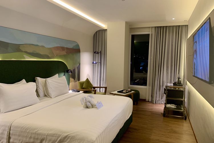 Berdasarkan pengalaman Kompas.com menginap di Mercure Garut City Centre pada Selasa (18/11/2025) hingga Rabu (19/11/2025), pemandangan ketiga gunung ini dapat dilihat langsung dari balik jendela kamar, tepatnya di kamar tipe Privilege.

Kamar yang berlokasi di lantai dua ini memiliki view menghadap jalan raya, pegunungan, dan Tropikana Waterpark Garut yang berlokasi persis di samping bangunan hotel. Pemandangan yang sama juga terlihat dari balik jendela restoran hotel Antara, sebab letak restoran dan kamar yang saya tempati sama-sama berada di lantai dua.