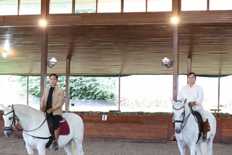 Ketua Umum Partai Gerindra saat mengajari Wali Kota Solo Gibran Rakabuming Raka berkuda di arena kuda Padepokan Garuda Yaksa, Hambalang, Jawa Barat, Sabtu (18/6/2022)..