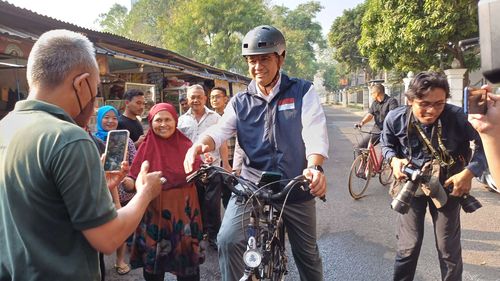 Anies Bersepeda ke RS Fatmawati untuk Cek Kesehatan 