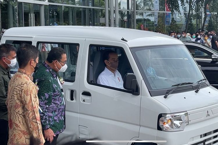 Jokowi mencoba Mitsubishi Minicab MiEV