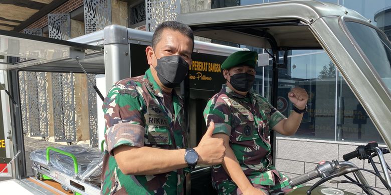 Kepala Staf Komando Resor Militer (Korem) 151/Binaiya, Maluku, Kolonel Inf Prabowo Setiaji (kanan) perancang motor ambulans.