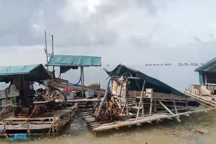 Penampakan ponton timah apung hasil penertiban petugas di Mentok, Bangka Barat, Kepulauan Bangka Belitung, Sabtu (25/11/2023).