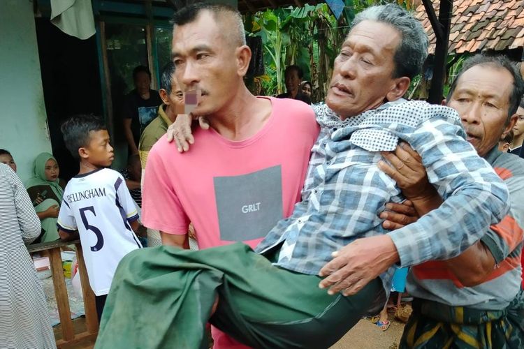 Sebanyak lima orang nelayan asal Kecamatan Ambunten, Kabupaten Sumenep, Jawa Timur, ditemukan terombang-ambing di laut lepas hanya dengan menggunakan gabus, Senin (12/3/2024). 