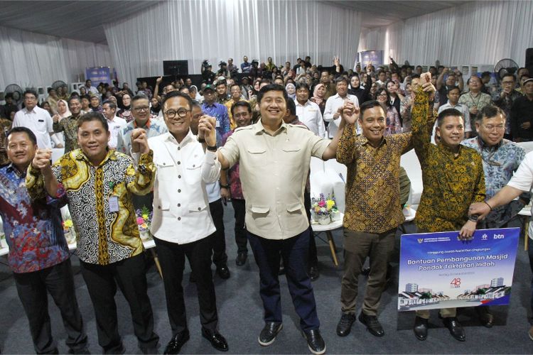 Menteri Perumahan dan Kawasan Permukiman (PKP) Maruarar Sirait bersama Wakil Menteri BUMN Dony Oskaria serta jajaran direksi BTN berfoto bersama para peserta Akad KPR Massal di Serang, Banten. Acara ini dihadiri ratusan calon debitur yang menjadi bagian dari upaya pemerintah meningkatkan kesejahteraan masyarakat melalui program perumahan 