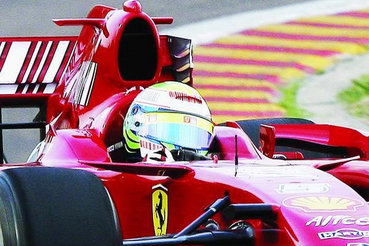 Pembalap Ferrari asal Brasil, Felipe Massa, mengendarai mobilnya dalam sesi percobaan di lintasan balap Maranello, Italia, Senin (5/10). Massa kembali ke trek balap setelah sembuh dari cedera akibat kecelakaan pada Juli lalu.