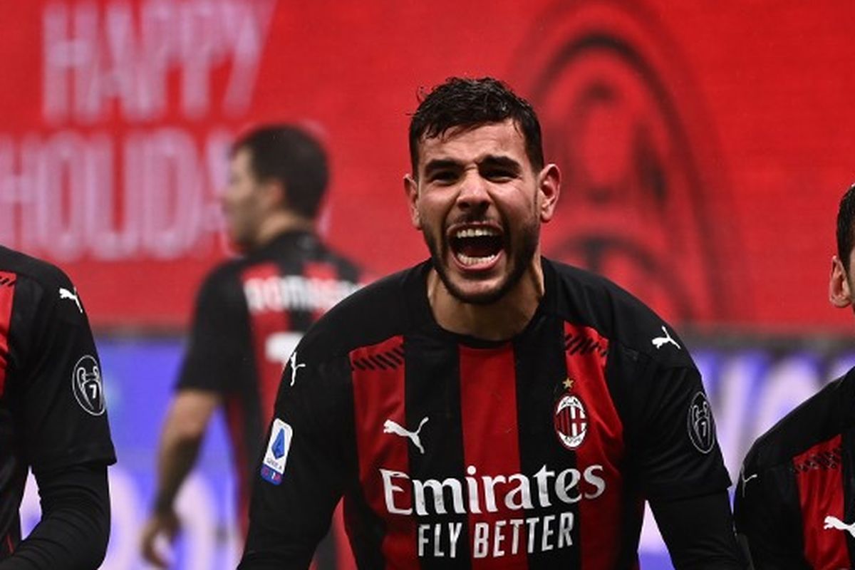 Bek AC Milan Theo Hernandez (tengah) merayakan golnya ke gawang Torino bersama Pierre Kalulu (kiri) dan Hakan Calhanoglu (kanan) pada laga lanjutan pekan ke-14 Liga Italia 2020-2021 di Stadion San Siro, Rabu (23/12/2020) atau Kamis dini hari WIB. 