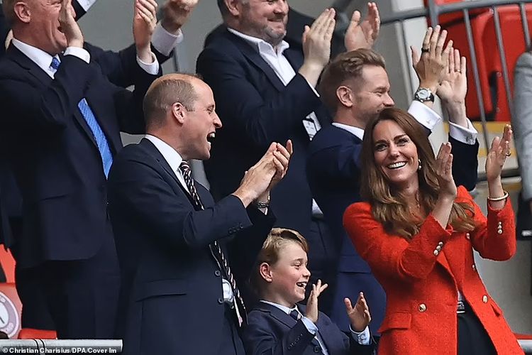 Pangeran William, Pangeran George, dan Kate Middleton ketika menyaksikan pertandingan Inggris melawan Jerman di babak 16 besar Euro 2020 di Stadion Wembley, London, Inggris, Selasa (29/6/2021).