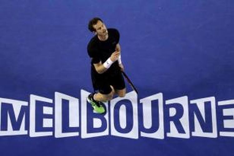 Petenis Inggris Andy Murray bereaksi saat kehilangan poin melawan petenis Serbia Novak Djokovic dalam final tunggal putra turnamen tenis Australia Terbuka di Melbourne, Australia, Minggu (1/2/2015). Novak Djokovic meraih gelar juara Australia Terbuka mengalahkan Andy Murray.
