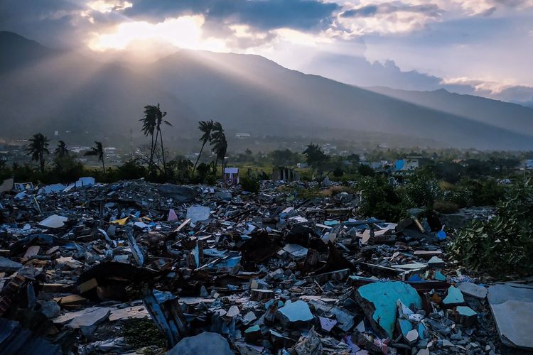 Rumah warga Balaroa, Kota Palu, Sulawesi Tengah porak-poranda oleh gempa pada 28 September 2018.