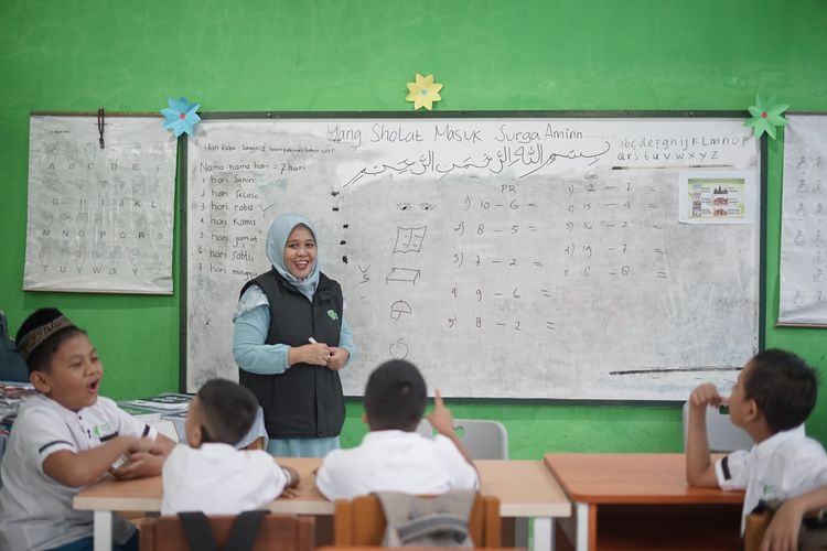 Dompet Dhuafa bersama ESQ Kemanusiaan menyalurkan 1.120 eksemplar Al-Qur?an Isyarat bagi penyandang tuli di Riau dalam upaya meningkatkan akses literasi keagamaan bagi kelompok disabilitas.