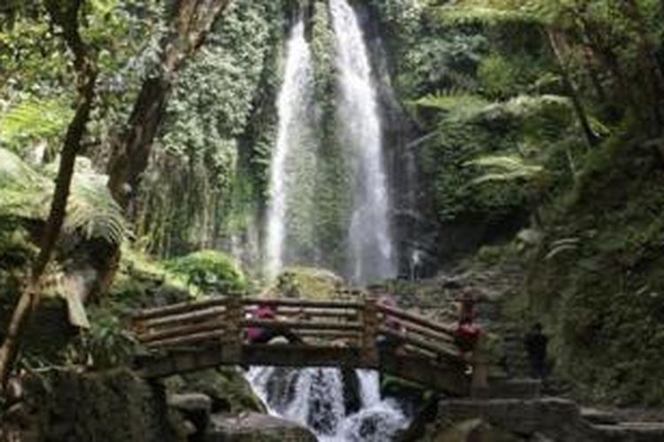 Pesona Air Terjun Gumog di Kabupaten Karanganyar. Sempat dijuluki Surga yang Hilang. 