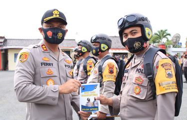 Kapolres Blora AKBP Ferry Irawan saat meluncurkan Bhayangkara Pembina Keamanan dan Ketertiban Masyarakat (Bhabinkamtibmas) Candi Polres Blora, di halaman depan Mapolres Blora, Jawa Tengah, Selasa (4/8/2020).