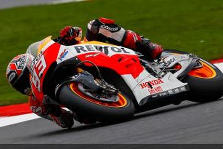 Pebalap Repsol Honda asal Spanyol, Marc Marquez, membalap di Sirkuit Silverstone pada sesi kualifikasi GP Inggris di Sirkuit Silverstone, Sabtu (30/8/2014).