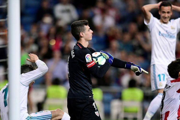 Kiper Athletic Bilbao, Kepa Arrizabalaga, menangkap bola dalam laga Liga Spanyol kontra Real Madrid di Stadion Santiago Bernabeu, Madrid pada 18 April 2018.
